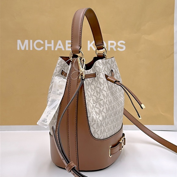 Michael Kors Reed Medium Belted Bucket Messenger Crossbody Handbag Vanilla MK - Picture 5 of 15